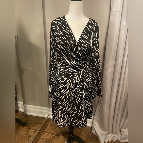 ❤️NEW Donna Morgan Wrap Dress - Picture 2 of 7
